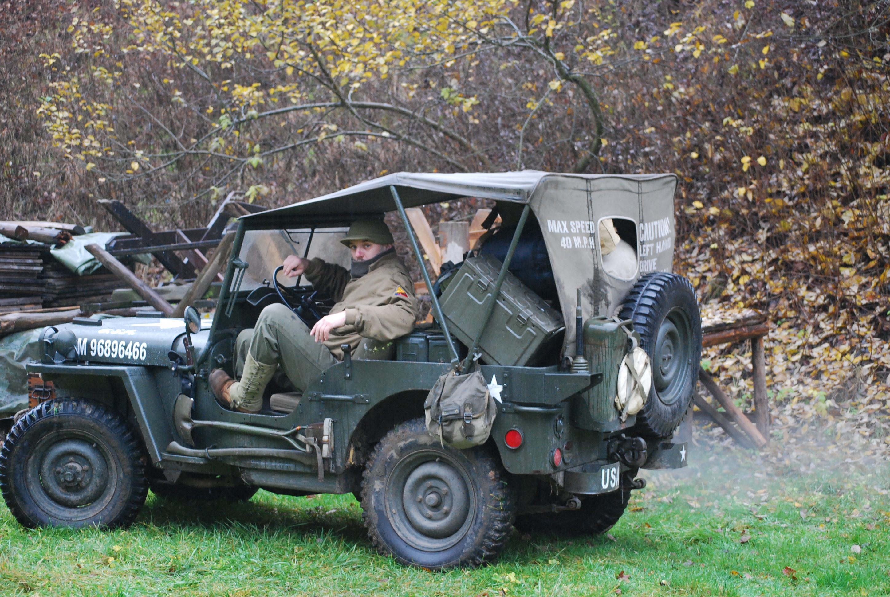 Jeep a účastníci zájezdu.JPG